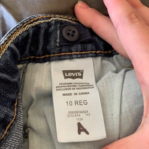Levi’s girls denim shorty shorts! - Picture 3 of 5